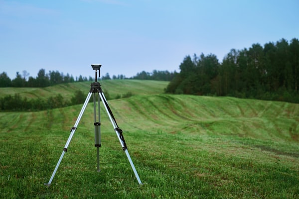 Landmeter bij grensreconstructie op het terrein